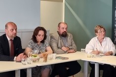 Uczestnicy wykładu, w tym Prezydent Miasta Rzeszowa Konrad Fijołek.