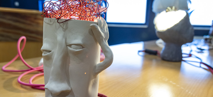 Jedna z lamp wykonanych przez uczestniczkę konkursu w kształcie głowy z której wystają kable przypominające kłębiące się myśli 